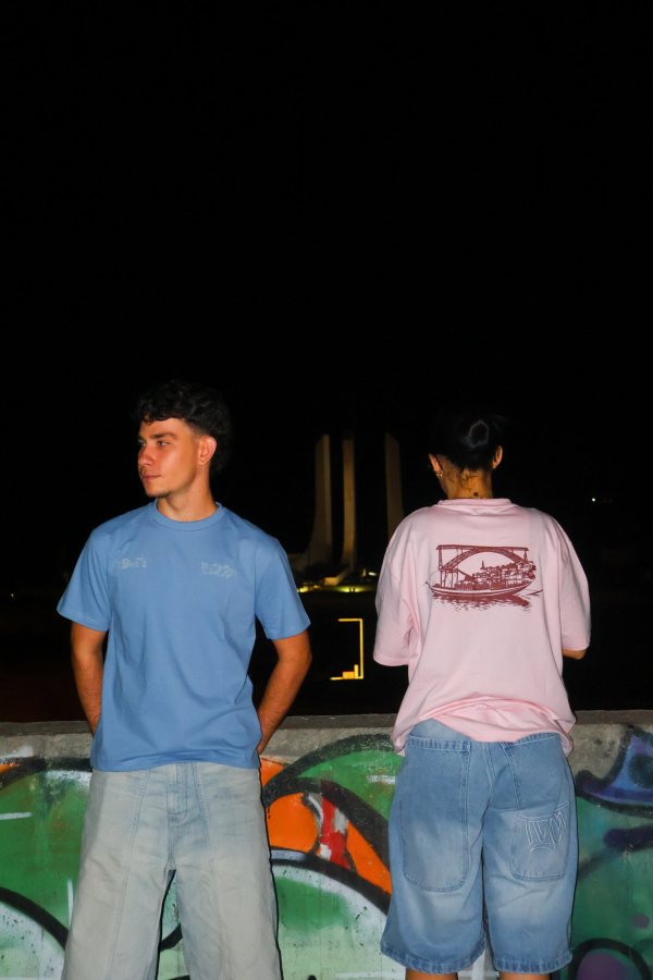 Sessão noturna — t-shirts azul e rosa.